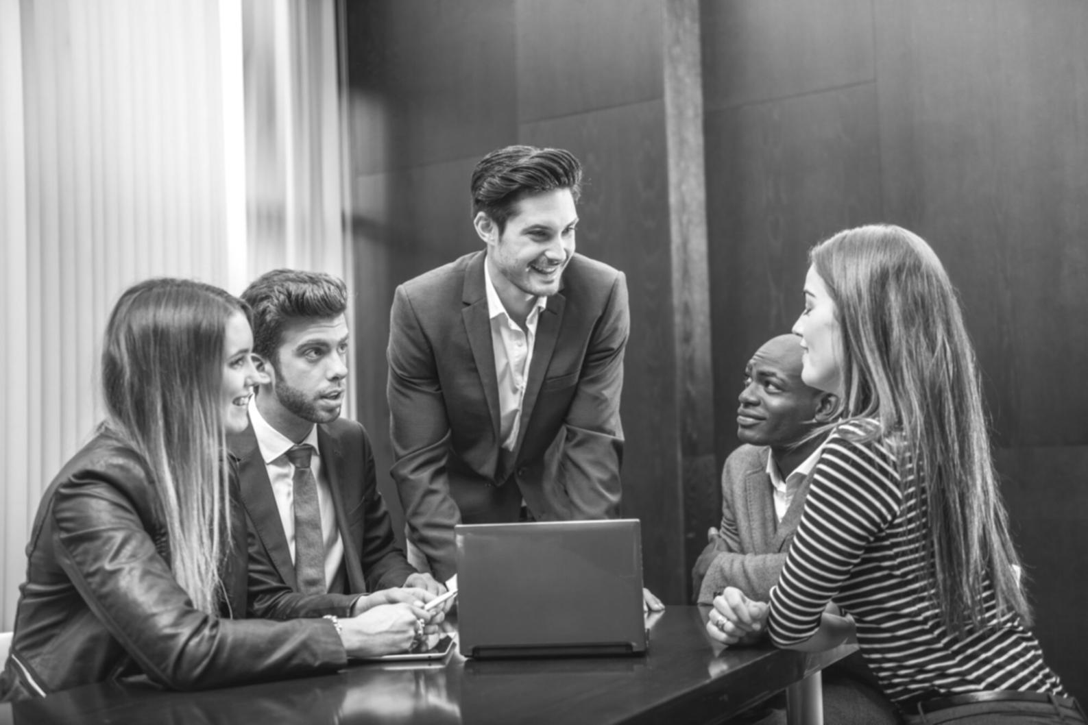 Espace de travail organisé avec outils de planification budgétaire