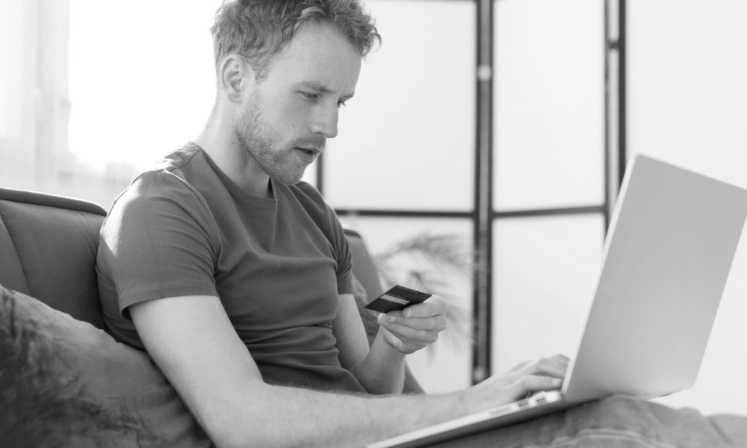 Session de travail sur budget hebdomadaire avec documents et calculatrice