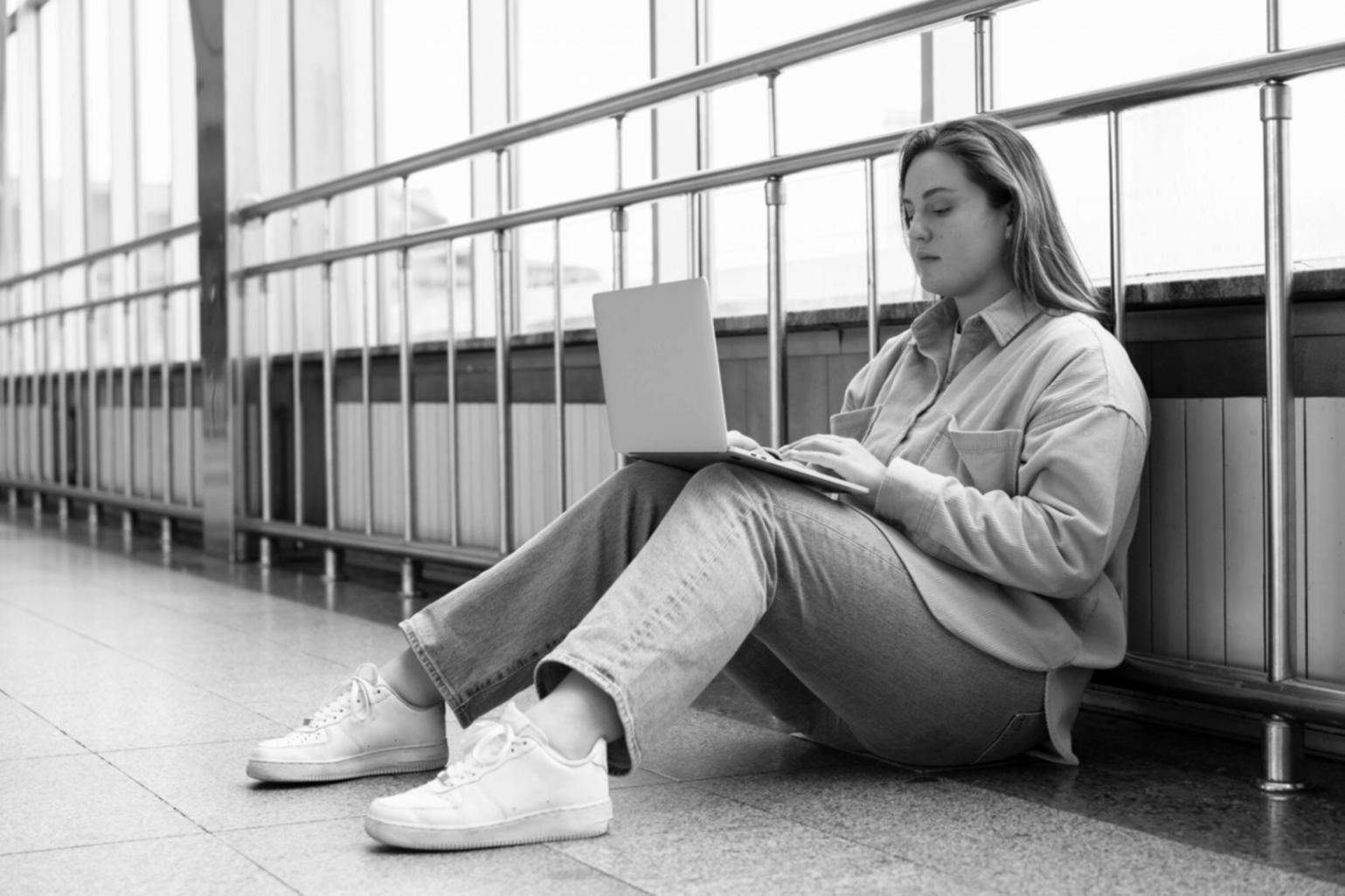 Espace de travail avec ordinateur et documents budgétaires